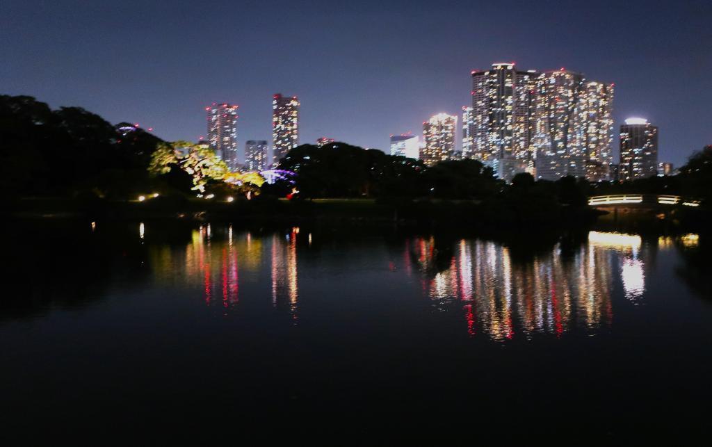  在濱離宮恩賜庭園賞月散步
The Moon at Shogun's Ｇarden Hamarikyu on a Fantastic Night 