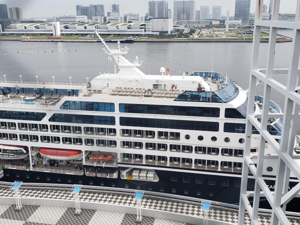  “Azamara Quest”靠岸在晴海碼頭。