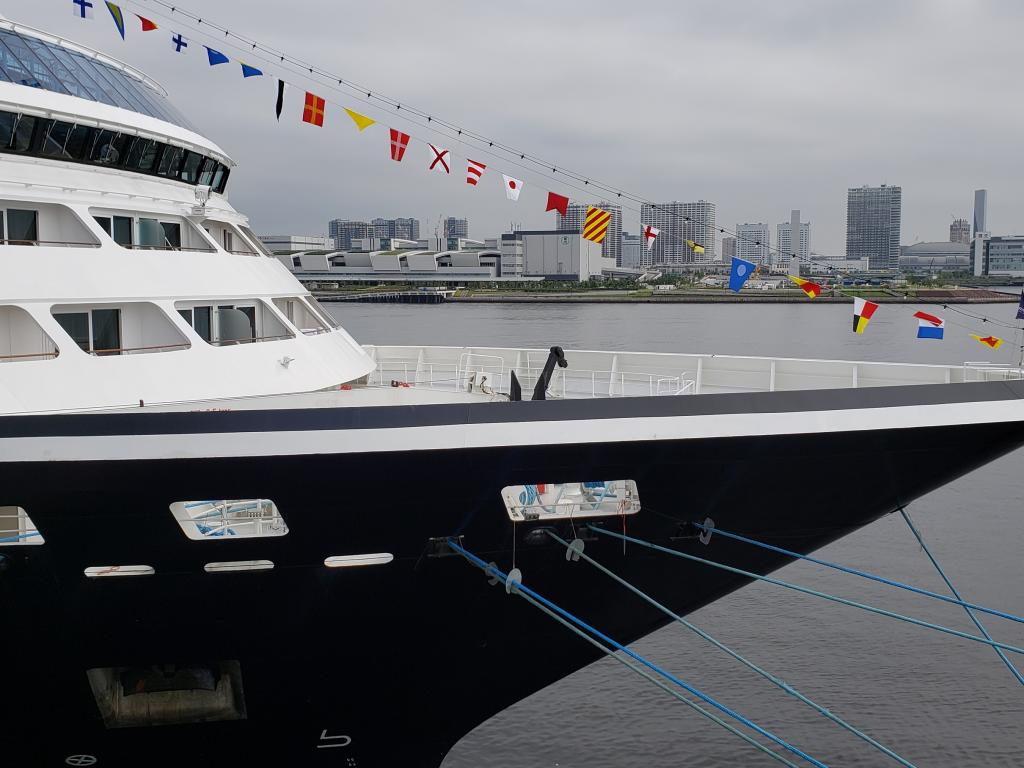  “Azamara Quest”靠岸在晴海碼頭。